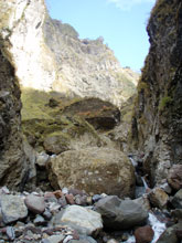 谷を塞ぐ巨岩群