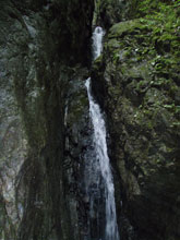 チムニー状の8m滝