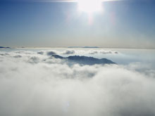 雲海に浮かぶ八海山