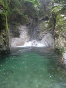 長淵を携える1m滝