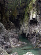 再び暗いゴルジュへ